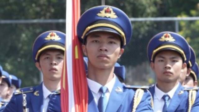 广东高校国旗护卫队踢正步，每一帧都热血沸腾！