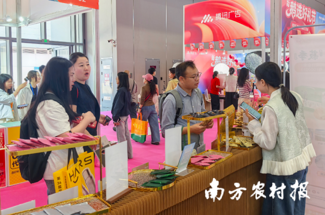 韶关始兴沈所镇特色农产品亮相深圳礼品家居展，现场对接火热。