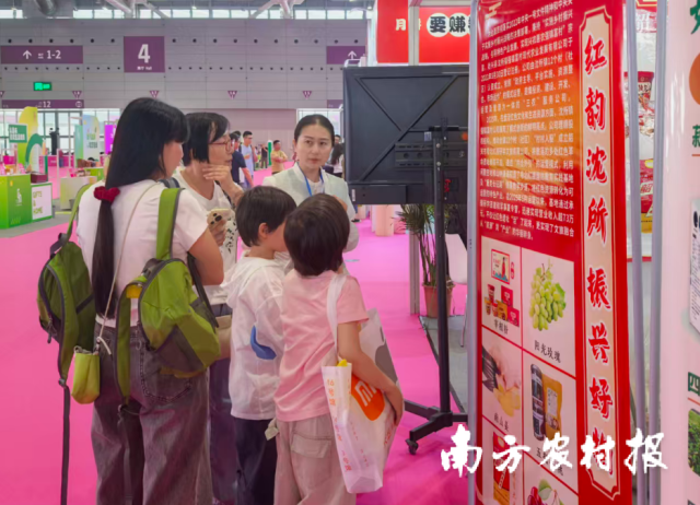 韶关始兴沈所镇参展负责人在深圳礼品家居展现场推介沈所文旅资源项目。