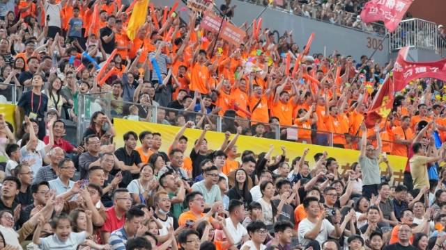 视频｜粤BA球迷太会玩，人浪一浪接一浪