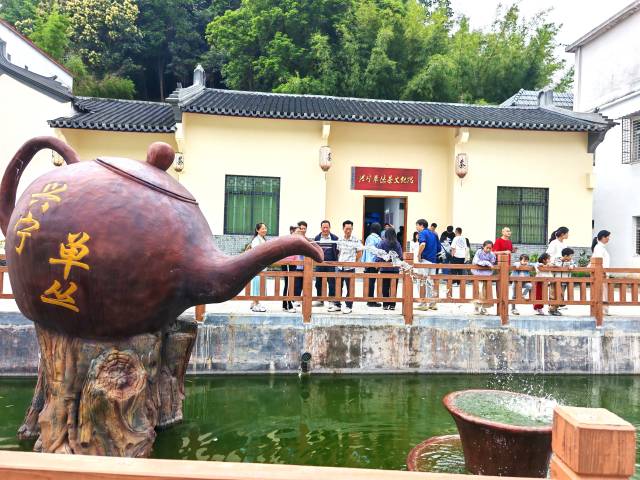 嘉宾参观兴宁单丛茶文化馆。 