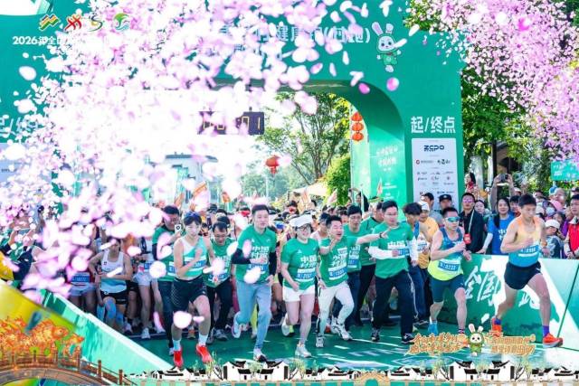 发令枪响，人群从“绿野仙踪”西溪南涌出。