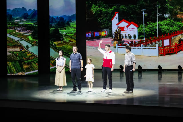 晚会以五位身份不同的“讲述者”，串连一个个精彩节目。