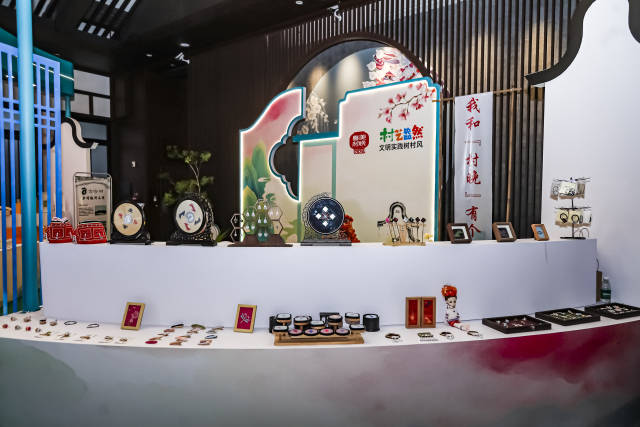 演出现场展示广东乡村非遗优秀作品。