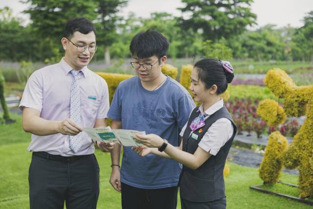 农行惠州惠阳支行员工走进亚维浓生态园，了解企业金融需求，将金融服务送到基层一线。
