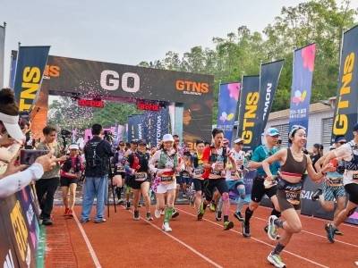 2000名国内外选手竞逐鸡笼顶花海赛道