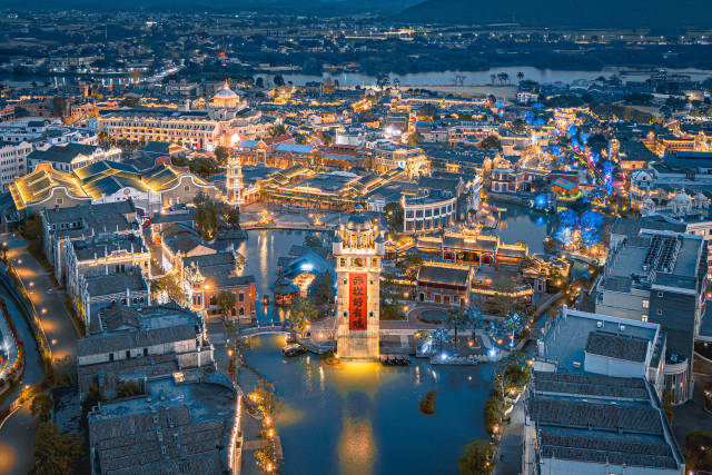 开平赤坎古镇华灯初上。区文奕摄