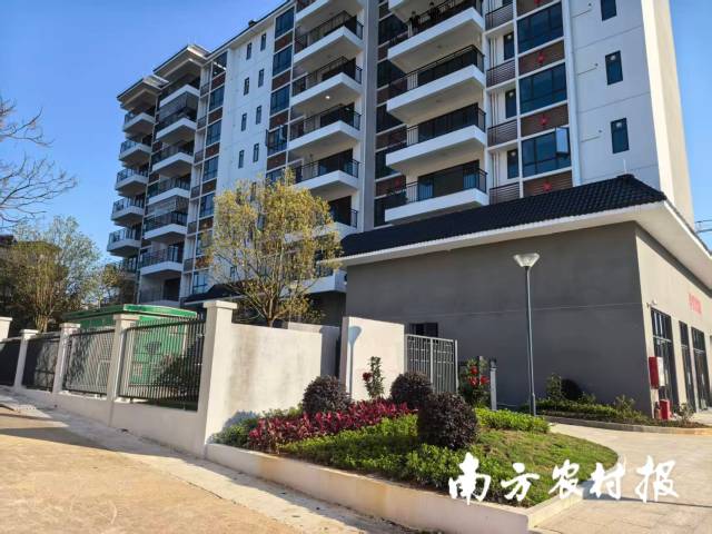 一六镇城乡融合示范建设项目让瑶族迁移群众实现城镇化安置。  