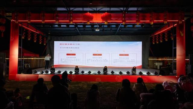 在今年六甲洞村的“粤美村晚”上，村党总支部书记、村委会主任邹瑞文现场为乡亲们讲述六甲洞村未来5年发展规划。