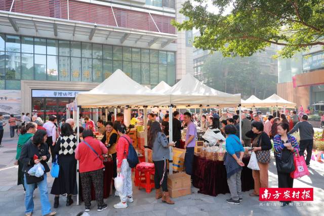 2025年12月23日，交易中心以“红霞助农暖冬日 携手振兴迎新春”为主题，在广东省老干部大学西广场火热开启消费帮扶主题市集。