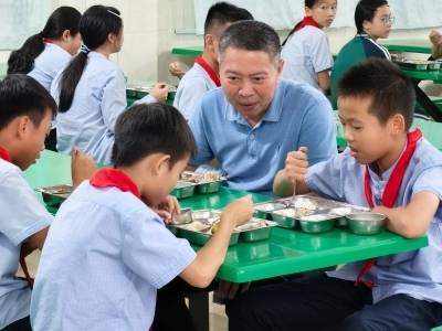 赤坎“阳光食堂”督导常态化，让学生吃得安心舒心