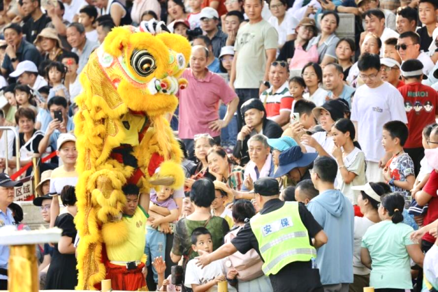 醒狮表演。  