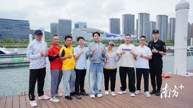 澳门艺人罗嘉豪和横琴新就业群体合影。