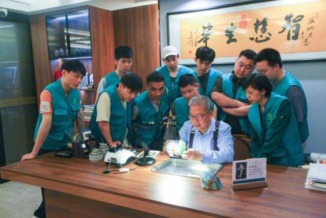杨福玉（前排左三）在观摩雕刻过程。