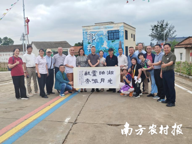 调研组在那柳村调研