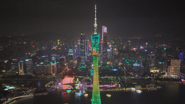 “高桂大虾”登上广州塔。