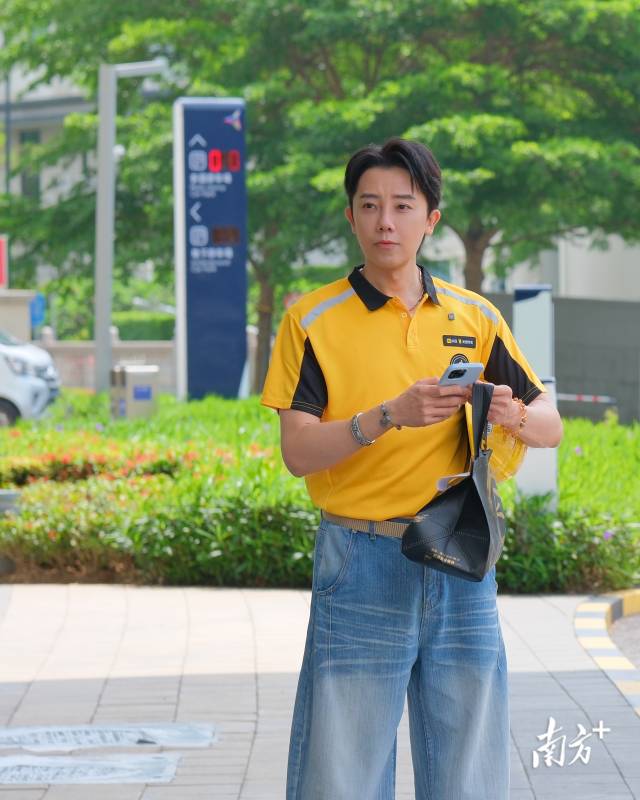 罗嘉豪体验当一日外卖员。