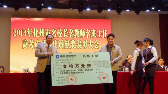作为化州市教育促进会会长，陈耀十分关注当地教育建设。（受访者供图）
