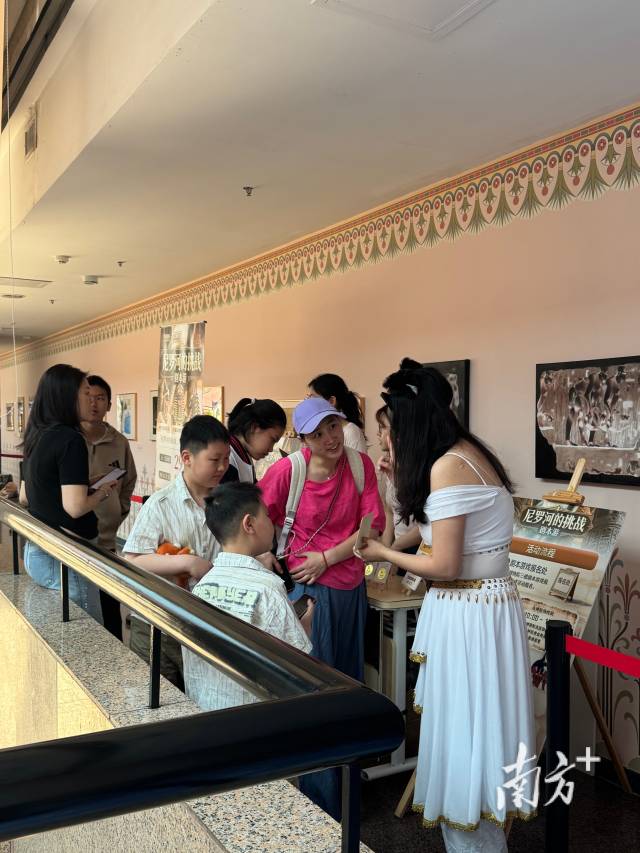 特展外观众参与剧本游活动。