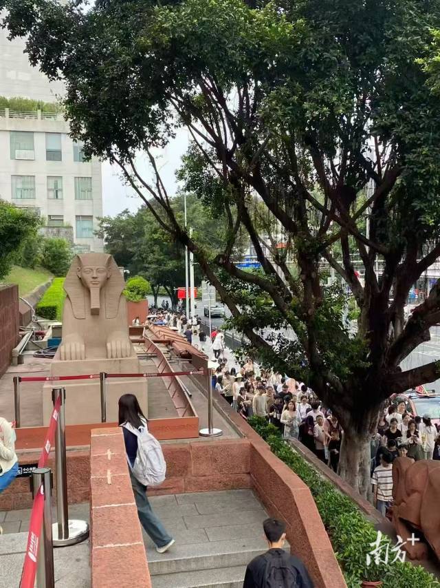 博物院外排起长队。