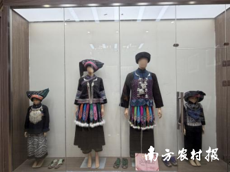 左二为冀麒宇太姥姥的嫁衣。