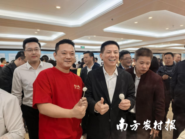 梁少忠（左一）远赴北京推广达濠鱼丸。
