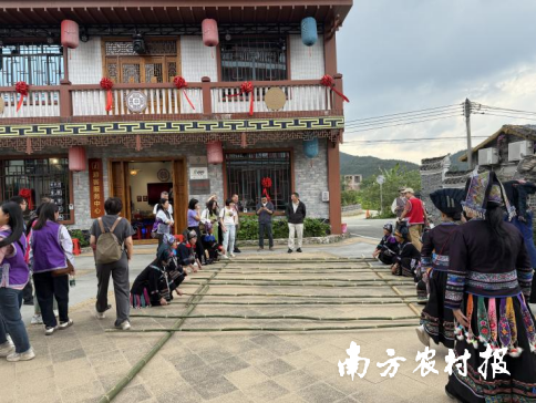 游客在体验竹竿舞。
