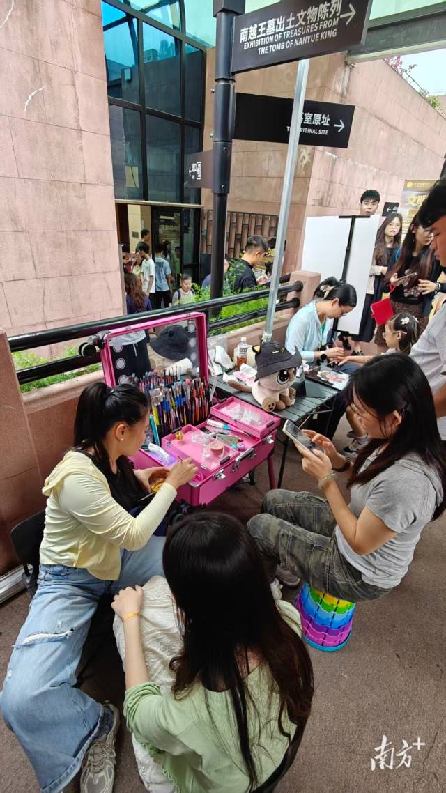 观众参与古埃及仿妆活动。