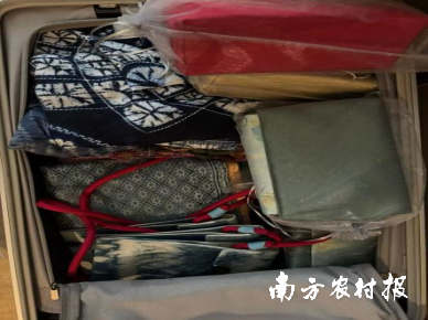 冀麒宇的行李箱里装着的是满满的壮锦作品。