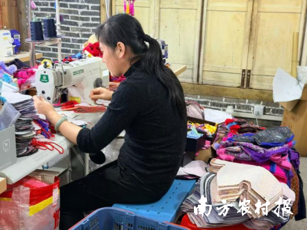 村民在制作壮锦文创产品。