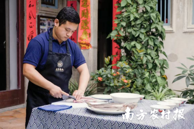 梁少忠正在制作鱼丸。