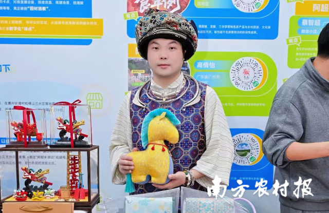 冀麒宇与他的“壮锦小马”。