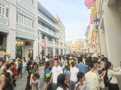 特写 | “真正的老街，是有生活气也有历史感”外地游客打卡中山孙文西路