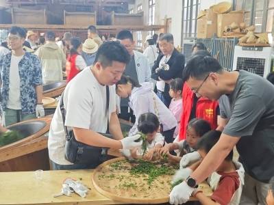 以茶香致敬匠心！英德红旗茶厂“五一”假期首日迎7000名游客