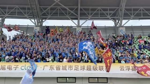 场子已热！双方球迷助威团就位