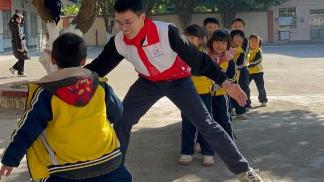 一个大学生“一时脑热”，却托举起11万留守困境学生