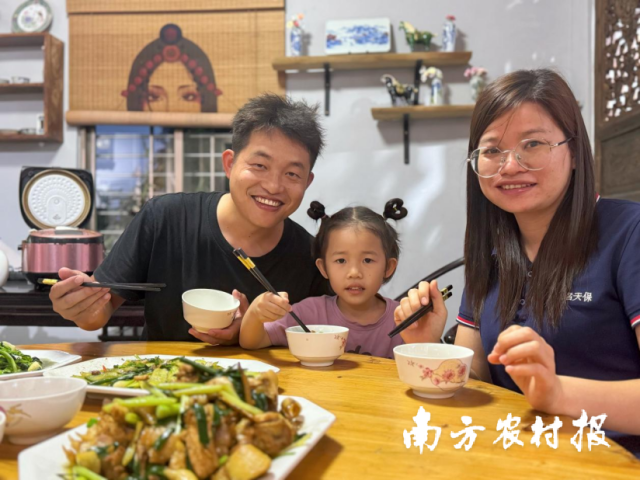 如今，廖启颖一家三口守着这个农家小院，张扬、喜悦、自有力量，过上了让人向往的生活。