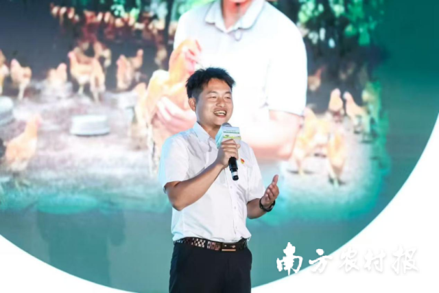 南粤乡村故事演讲大赛上，廖启颖带着他的乡村故事获得了“二等奖”。