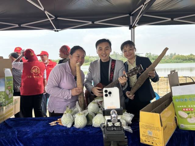 史超将珊阁村的土特产写入歌词里。