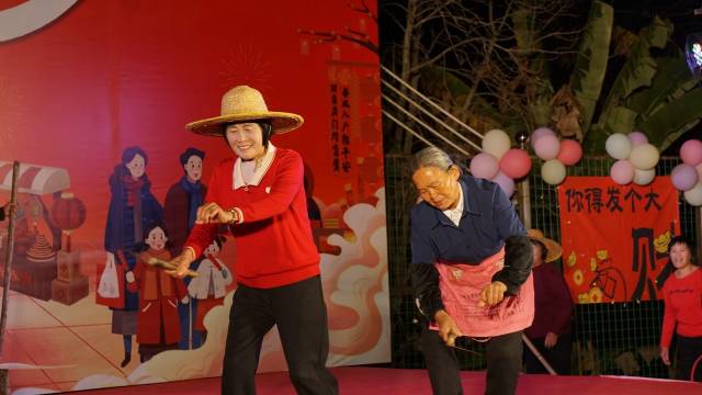 李想策划的村晚节目《农具走秀》生动“炸场”。