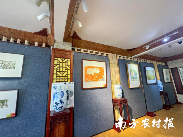 村里有粤西第一个乡村艺术馆，艺术家廖明凯先生连续十五年，每年大年初四都会办画展。