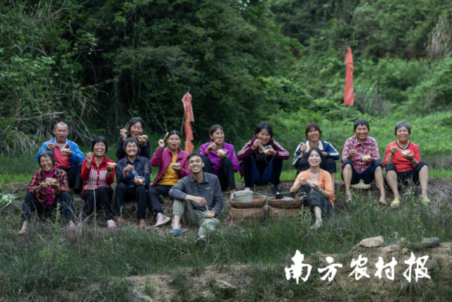 魏文辉和龙川的村民们。