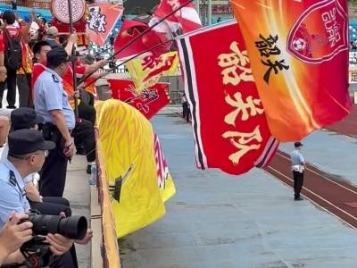 粤超韶关主场万人齐唱粤语经典歌《海阔天空》，“莞韶一家亲”具象化了！