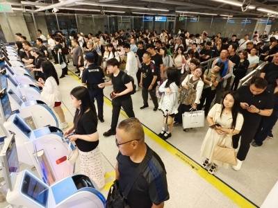 皇岗边检单日查验33.7万人次，创多项出入境历史纪录