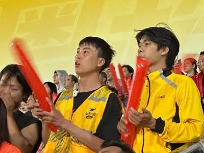 视频｜全城致敬！“陪伴抗癌女孩”外卖小哥现身粤超佛山主场