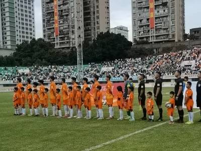 粤超韶关vs东莞：赛前奏响国歌，赤诚之心映绿茵