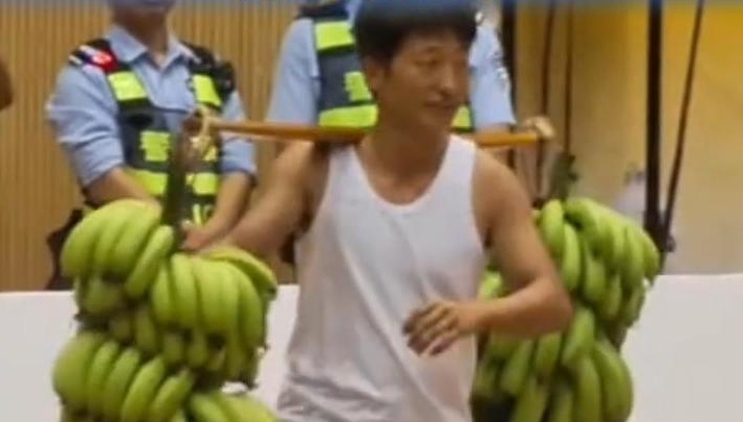 粤BA中场休息时间惊现“最强外援”，湛江农民挑担登场，秀出家乡味