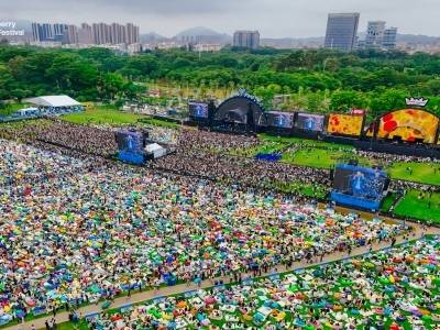 雨中万人粤语大合唱！东莞超级草莓音乐节“大湾区限定”太震撼