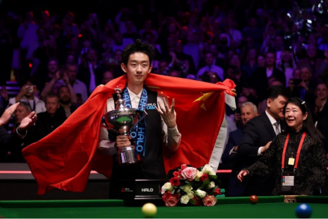 吴宜泽以18-17险胜英格兰选手肖恩·墨菲， 成为世锦赛历史上首位“00后”冠军。图片来源于央视新闻。