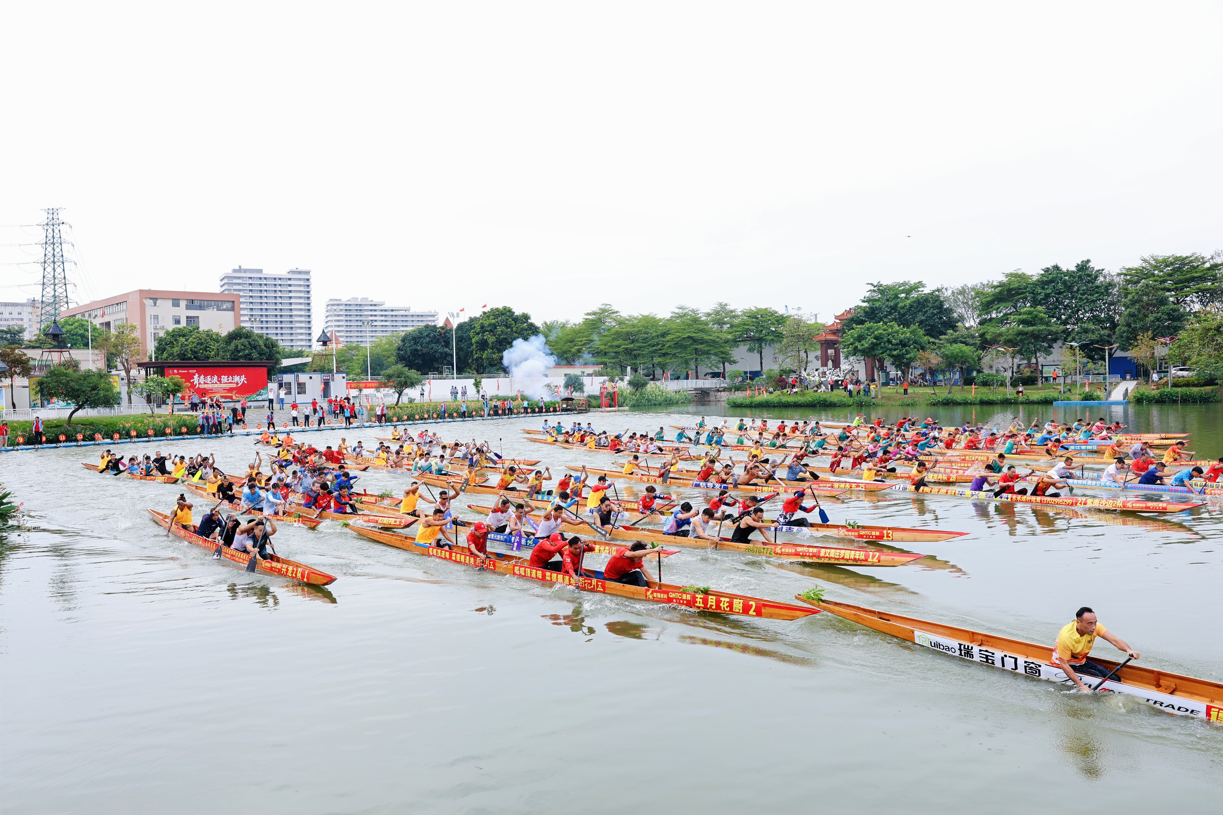 “五一”期间，紫南村举办第二届“能强·强辉杯”五人龙舟精英邀请赛。&nbsp; 南庄镇供图